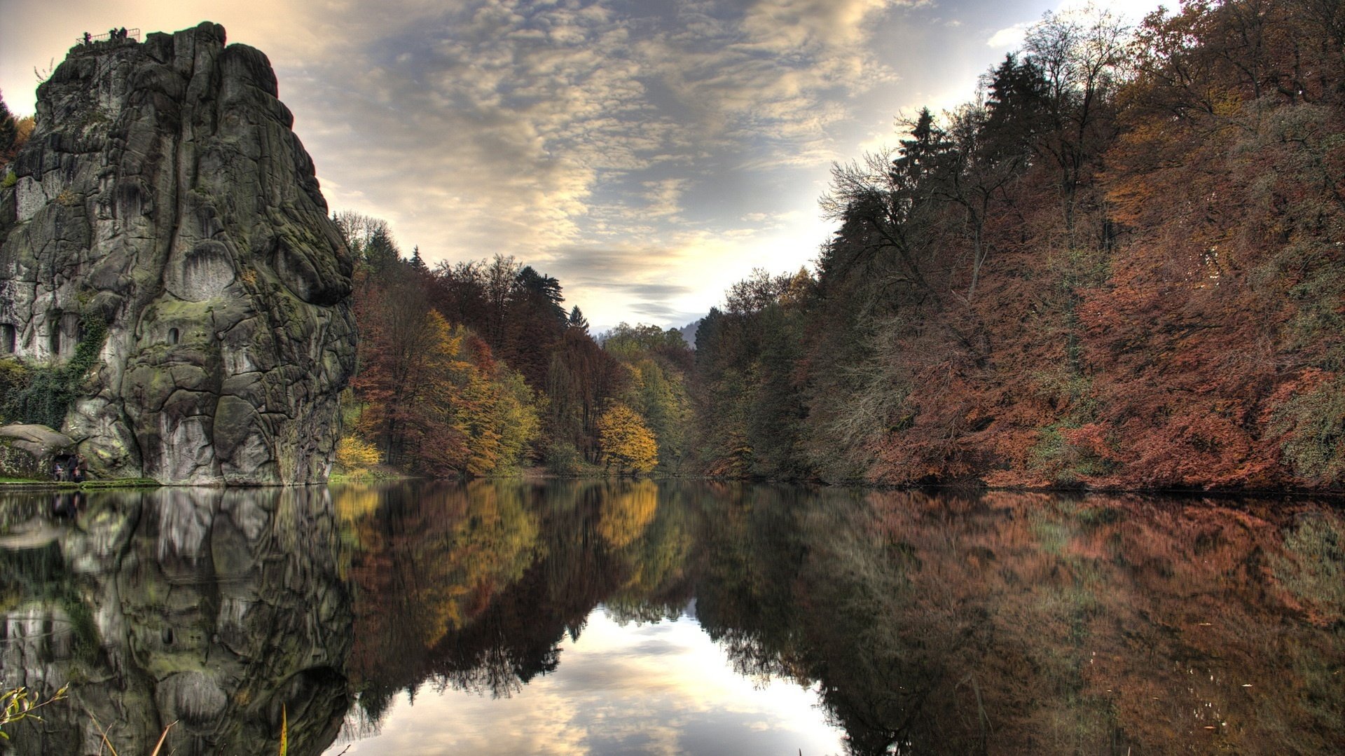 alberi sull acqua scheggiature di montagna acqua di vetro montagne foresta acqua autunno cielo nuvole riflessione superficie piana lago roccia alberi paesaggio