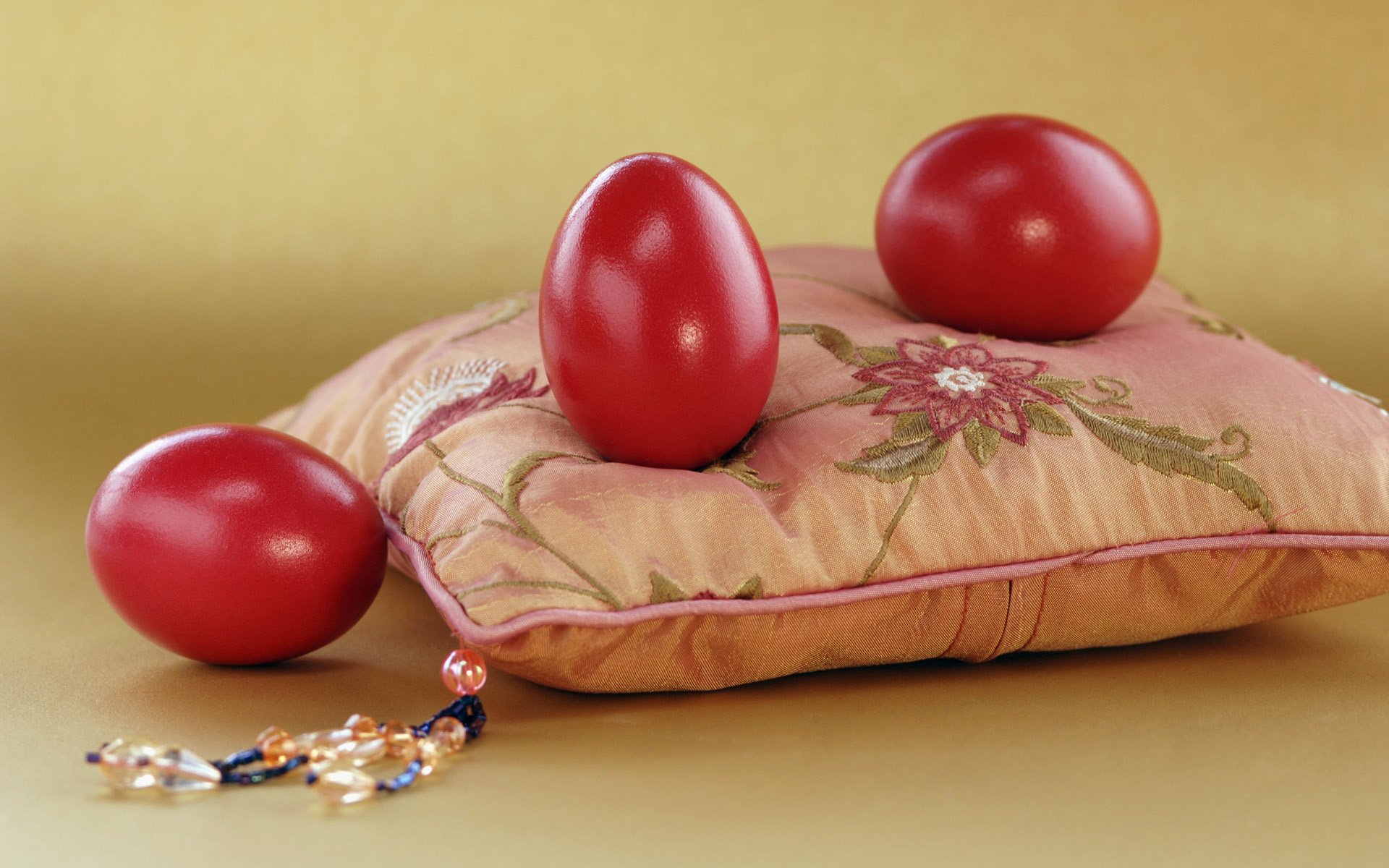 oeufs rouges coussin glands pâques