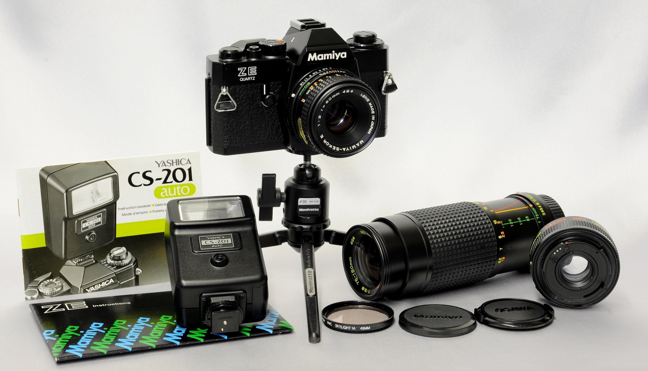 mamiya ze quarz 35mm spiegelreflexkamera blitzgerät yashica cs-201 auto mamiya-e 50mm sekor 1: 2 objektive osawa mc 75-150mm 1:3.8 ringe osawa mc4 telekonverter stativ hintergrund