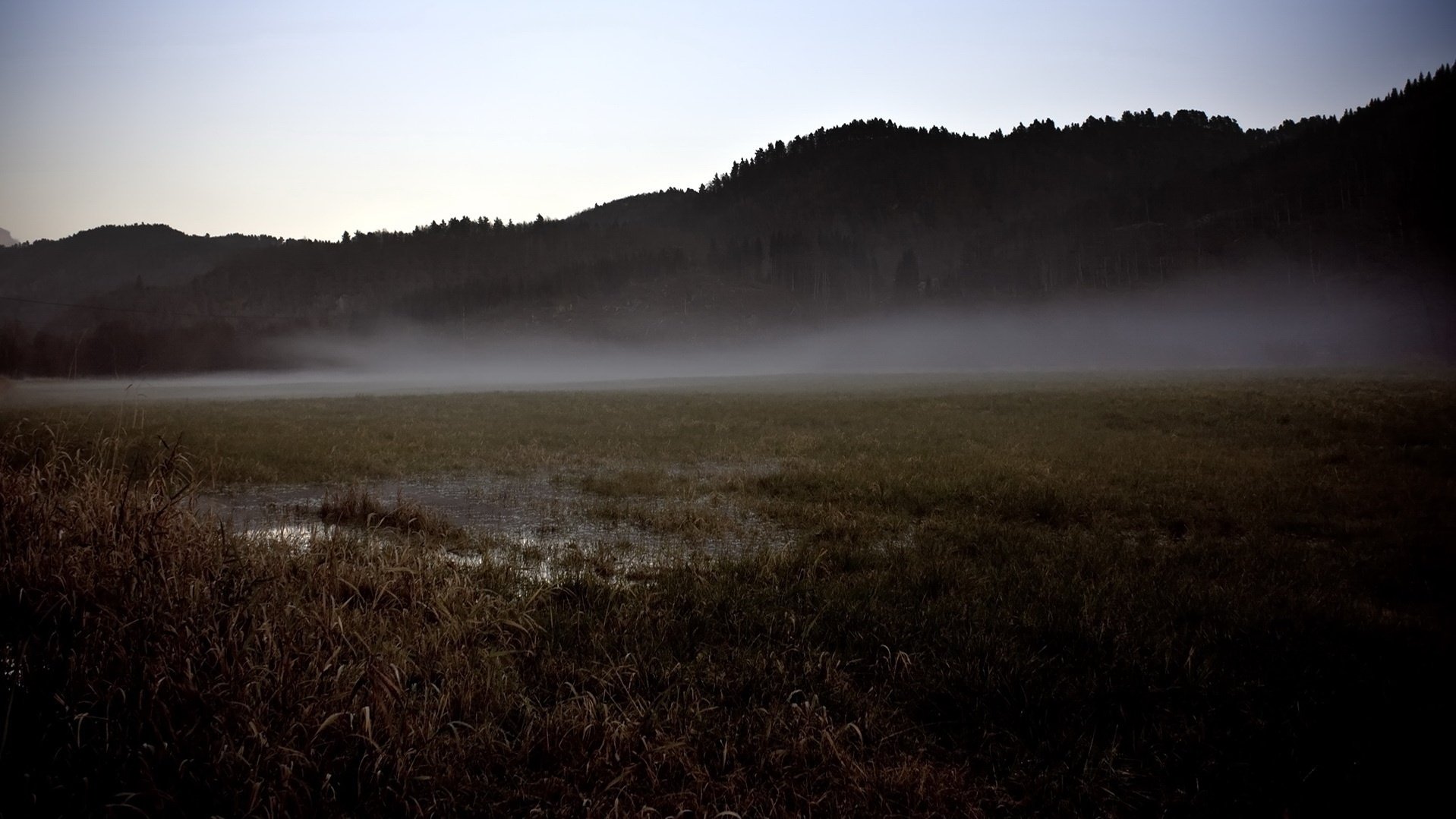 niebla al pie de las montañas hierba montañas otoño hierba seca campo cielo