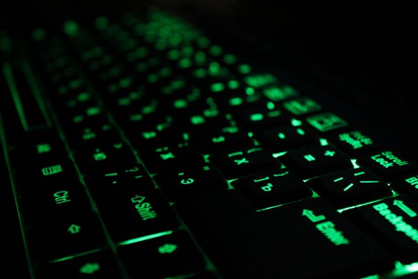 Teclado con teclas verdes iluminadas