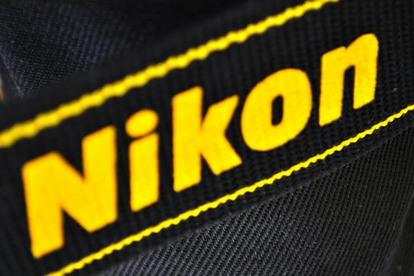 Napis nikon na Żółto na czarnym tle