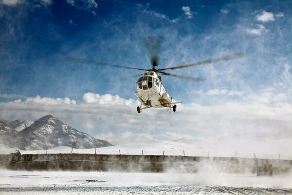 Hélicoptère mi - 8 décolle sur fond de montagnes enneigées