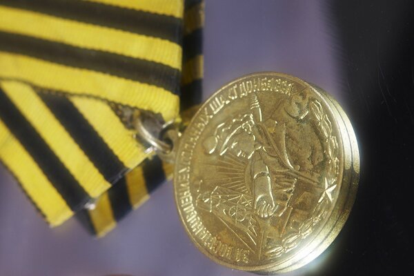 Médaille du mineur du Donbass sur le ruban Saint-Georges