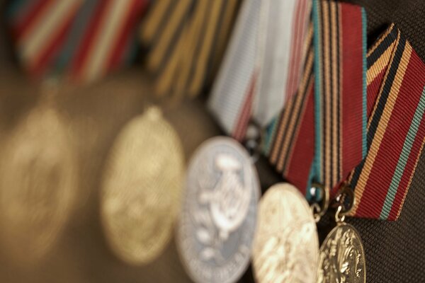 Conjunto de medallas de la segunda guerra mundial de imagen clara a borrosa