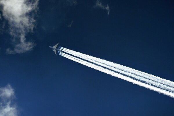 Trace sur le ciel bleu de l avion de vol an-225