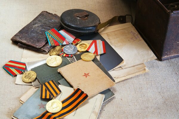 Reliques d après-guerre à la mémoire des combats de la seconde guerre mondiale