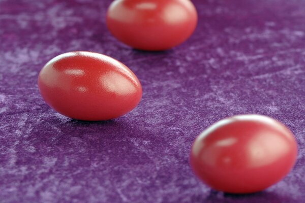 Oeufs rouges sur une serviette violette