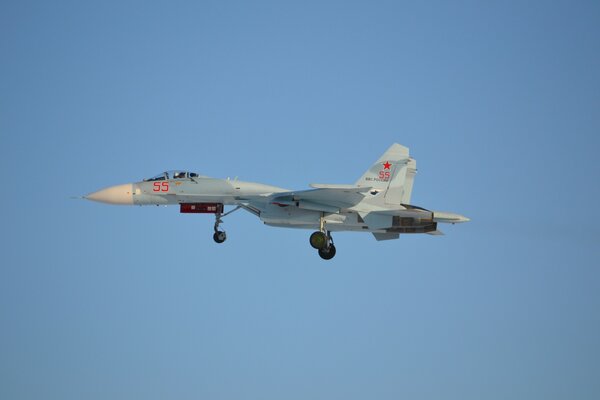 Avion de chasse russe pilote dans le ciel