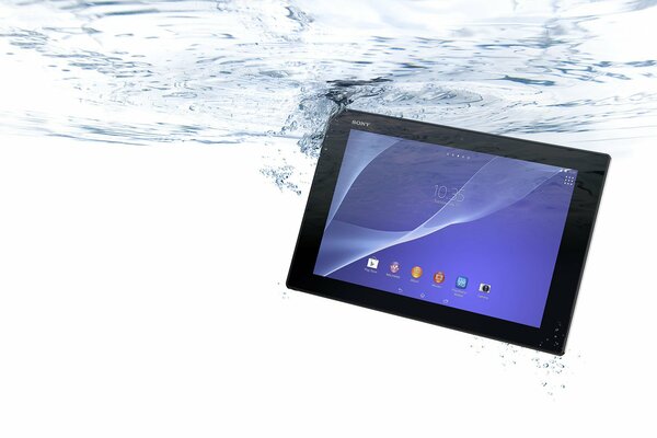 Tablet sott acqua con belle bolle in su