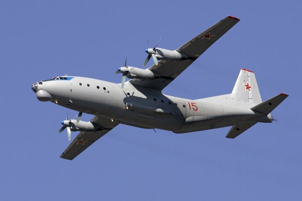 Un avión militar ensayó en el cielo antes del desfile del 9 de mayo