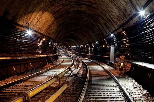 Tunel z elektrycznością i szynami wychodzącymi w dal