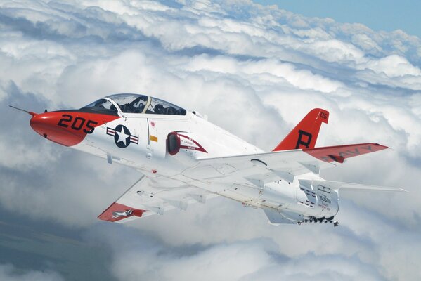 Bel avion blanc et rouge dans les nuages