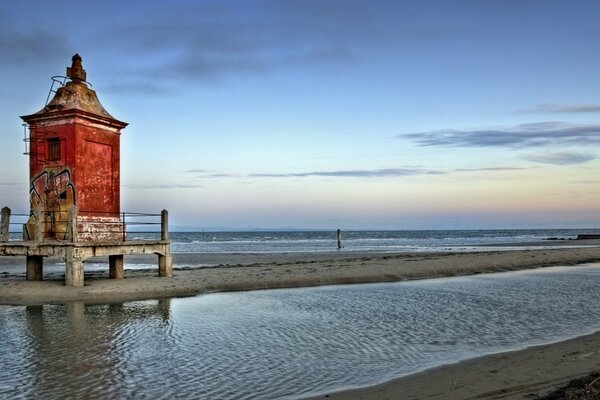 Baia del mare e Faro Rosso