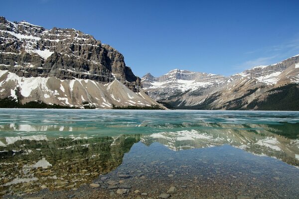 Neige au sommet des montagnes