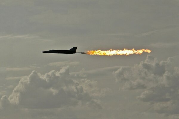 Avión volador con el modo de postcombustión activado