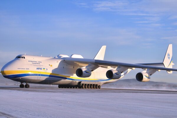 Avión an-225 en la pista