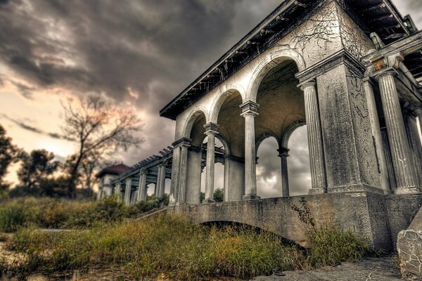 Altes Gebäude vor dem Hintergrund der schönen Natur