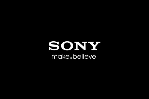 Elegante logotipo de Sony sobre fondo negro