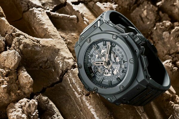 Orologio hublot tra la roccia bagnata