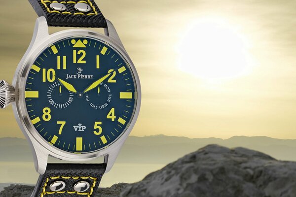 Reloj Jack Pierre en amarillo, en medio de las montañas