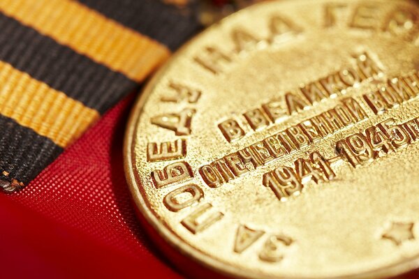 Medalla sobre fondo rojo en honor a la gran guerra patria