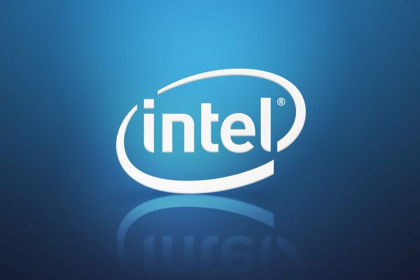 Intel-Logo mit Reflektion auf blauem Hintergrund