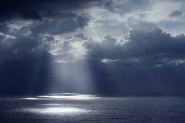 Le reflet de l eau sur le ciel tendu