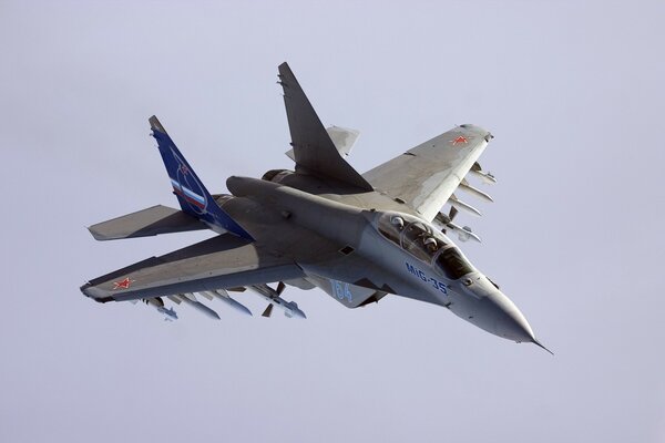 Fliegendes Flugzeug MiG-35 auf lila Himmelshintergrund