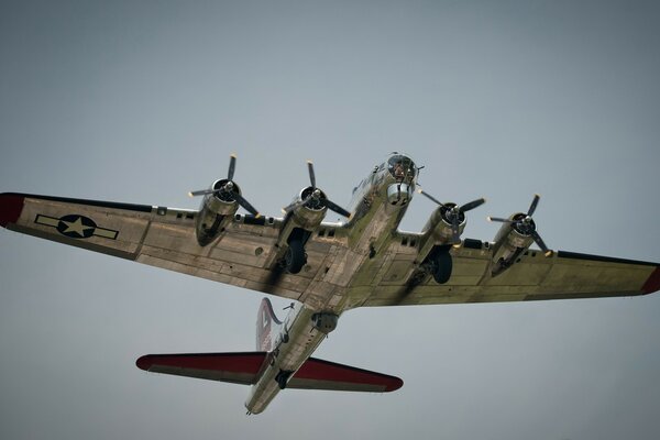 Alter Bomber im grauen Himmel