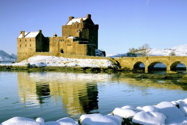 Castello di pietra e stagno in inverno