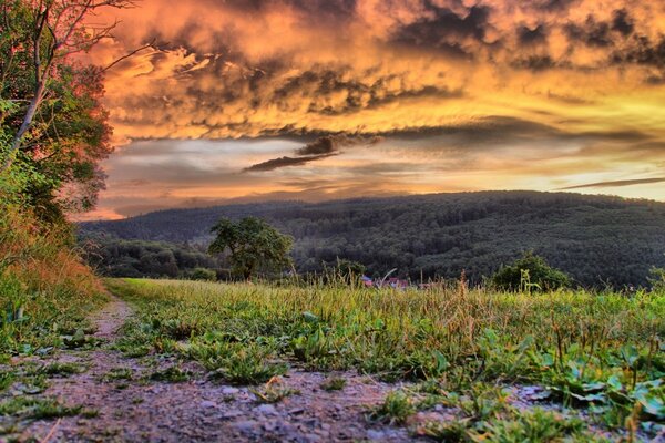 Hermosa puesta de sol en las altas montañas