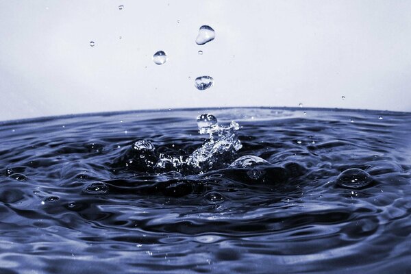 Berührung eines fallenden Tropfens mit Wasser