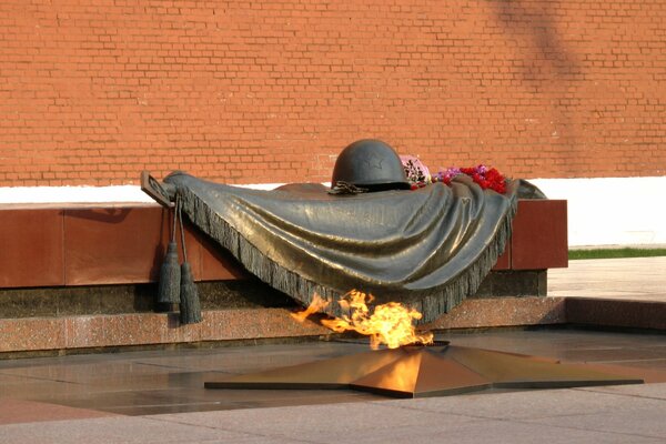 Ein ewiges Feuer und ein Denkmal aus Bronze zum Gedenken an die Soldaten der Gefallenen im Zweiten Weltkrieg