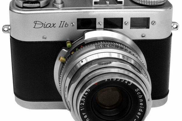 High-quality rangefinder camera with interchangeable lens