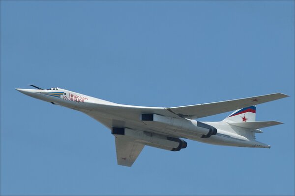 Supersonique Tupolev Tu-160 vole dans le ciel bleu