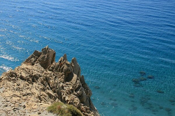 Roccia vicino al mare