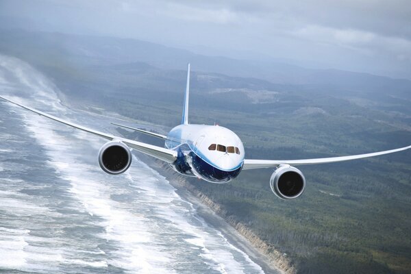 Avion Boeing vole dans les airs