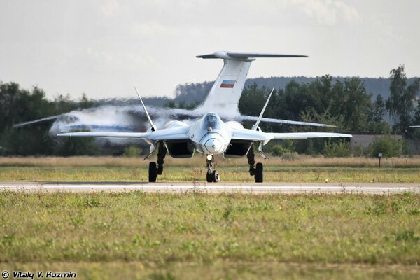 SU pak-fa Flugzeug auf dem Hintergrund eines Militärtransportflugzeugs