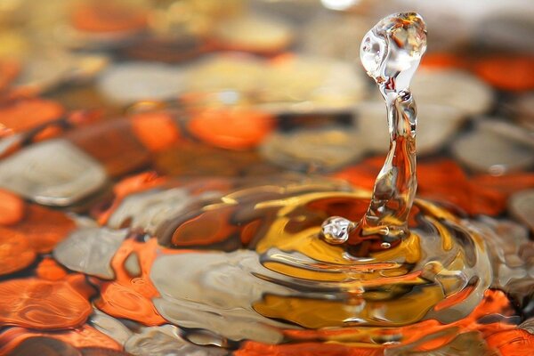 Gota de agua en piedras multicolores