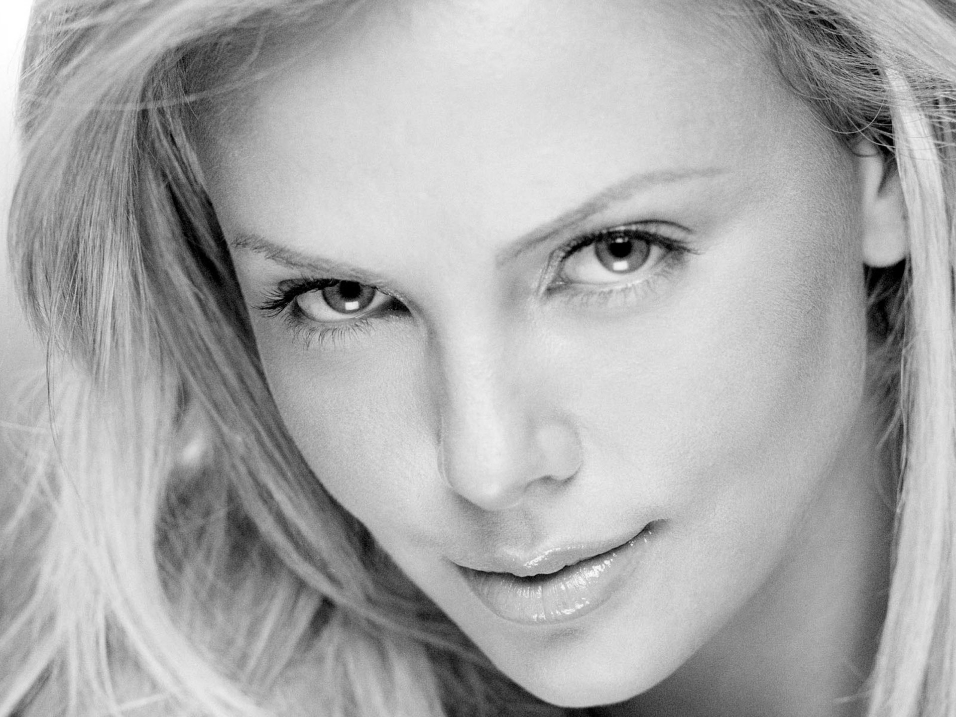 charlize theron schauspielerin schwarz und weiß augen