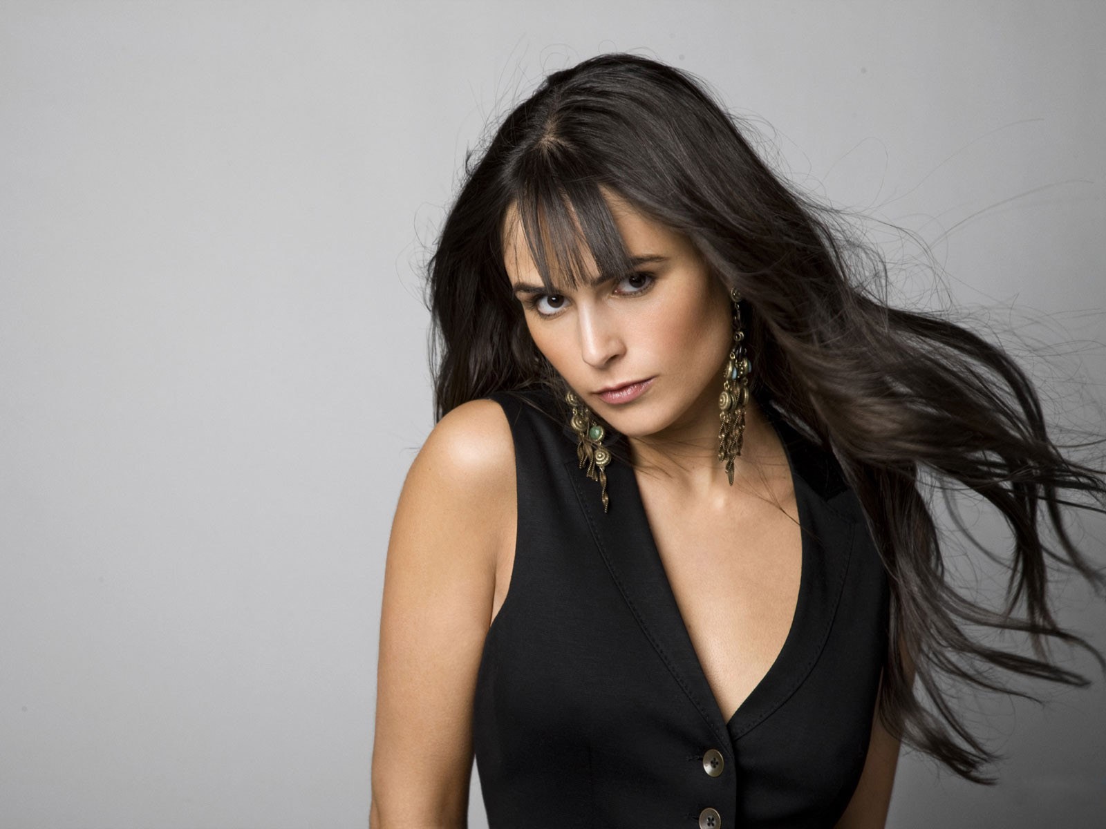 jordana brewster actriz cabello pendientes