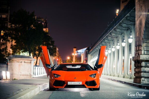 Lamborghini Aventador w kolorze czerwonym z otwartymi drzwiami