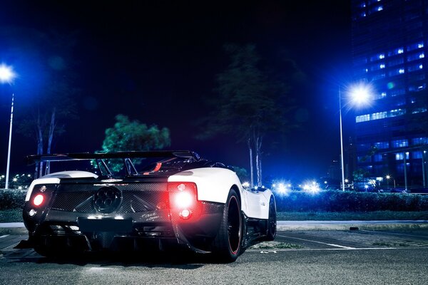 Photo Pagani Zonda at night in the parking lot rear view