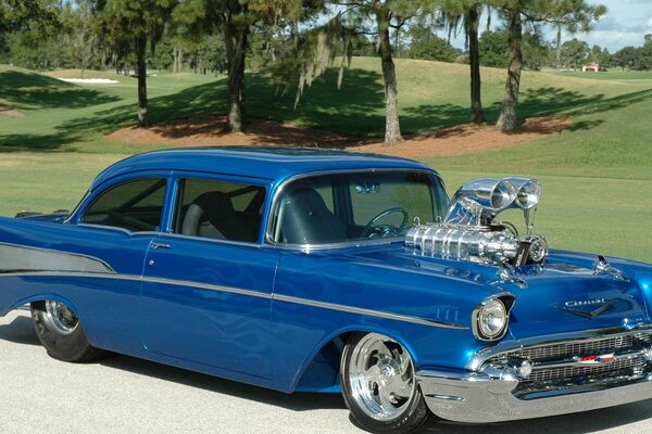 Blauer Chevrolet Hot Rod in der Natur