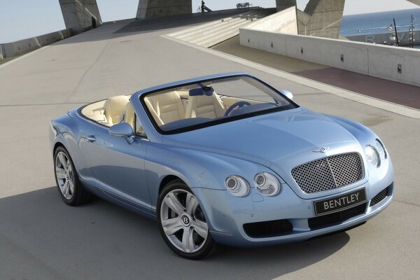 Bentley GTC colore ago con interno bianco