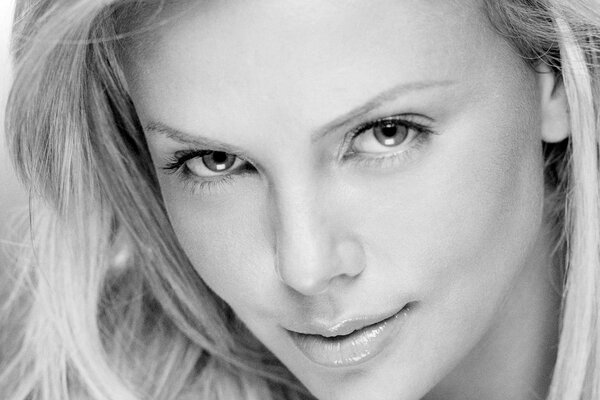 Le regard de Charlize Theron noir et blanc