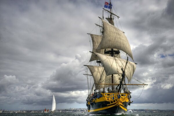 Vieille frégate avec des voiles levées dans la mer