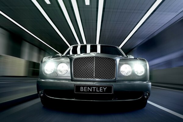 Bentley de primera línea en movimiento en el tonel