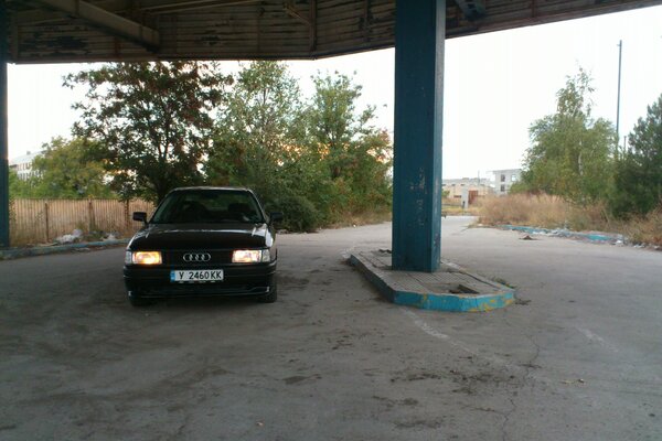 Deportivo Audi b3 en la calle